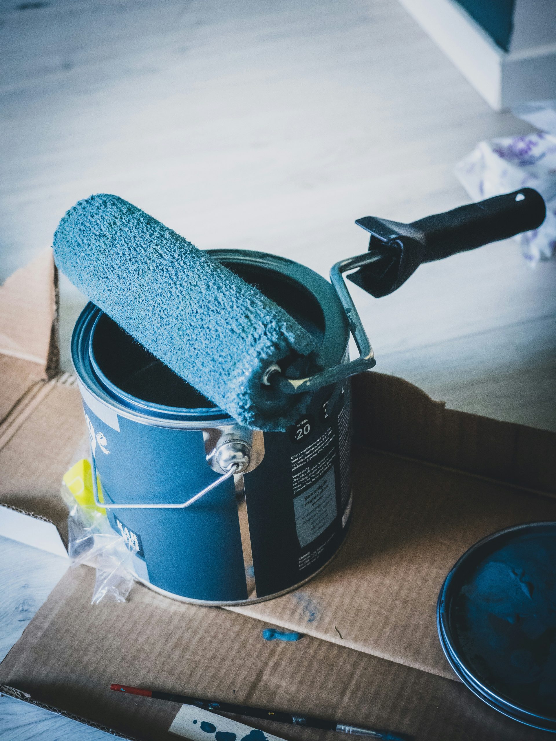 blau-weiße Dose auf weißem Tisch
